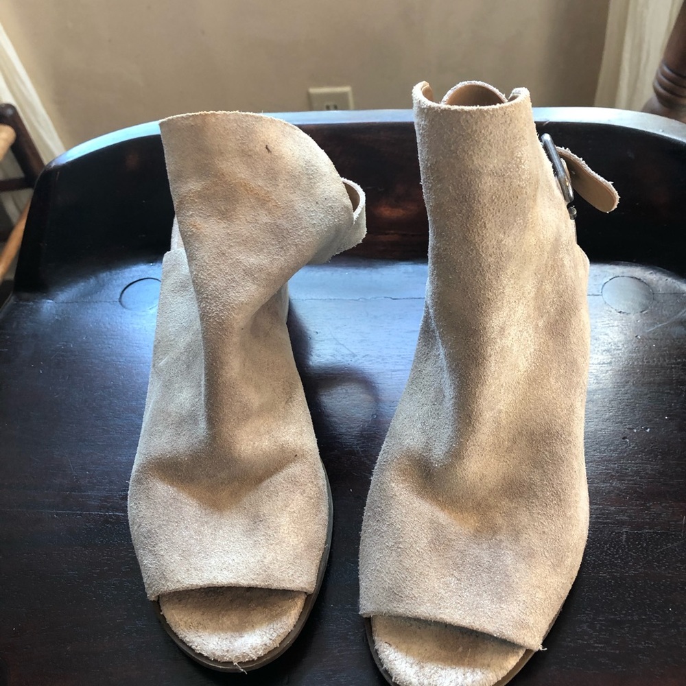 Ankle boots. Peep toe.